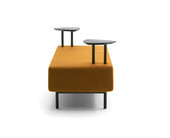 2-Sitzer mit Ablageplatten in Schwarz aus Holz 2-Sitzer mit Ablageplatten in Schwarz aus Holz